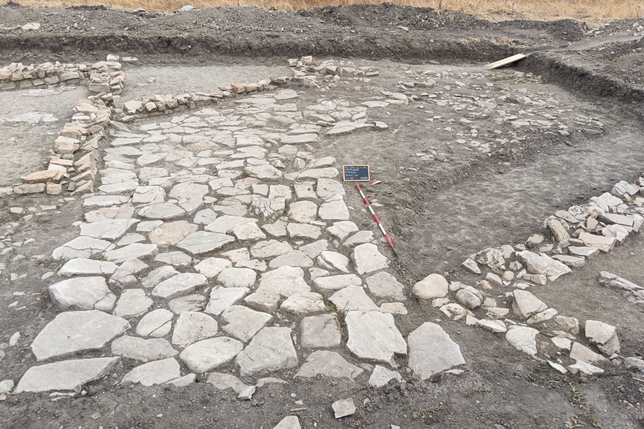 Area di scavo archeologico con strutture emerse